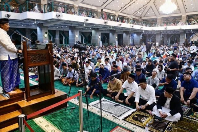 Tarawih Malam Kedua Ramadan di Masjid Al-Markaz, Bahtiar Baharuddin Sampaikan Gerakan Berbagi Bahagia