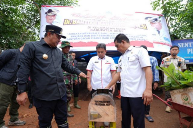 Pj Gubernur Bahtiar Serahkan Bantuan Alat Perajang Pisang untuk Kecamatan Mare