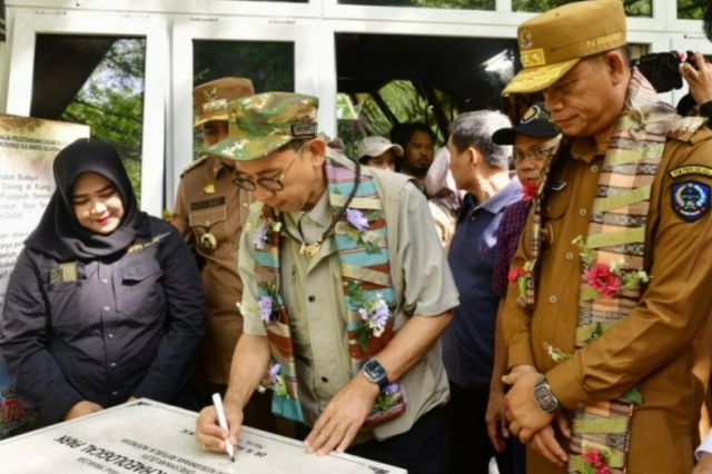 Prof Fadjry Dampingi Menteri Kebudayaan Resmikan Leang Leang Archaeological Park, Fadli Zon: Destinasi Kelas Dunia