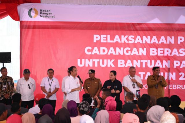 Presiden Jokowi Bagikan Bantuan Pangan kepada 1.000 KPM di Maros