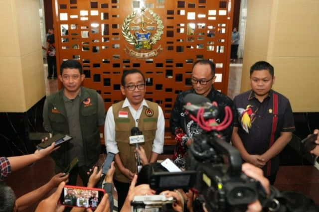 Menko PMK Pratikno Serahkan Bantuan Rp14,4 Miliar untuk Penanganan Bencana di Sulsel