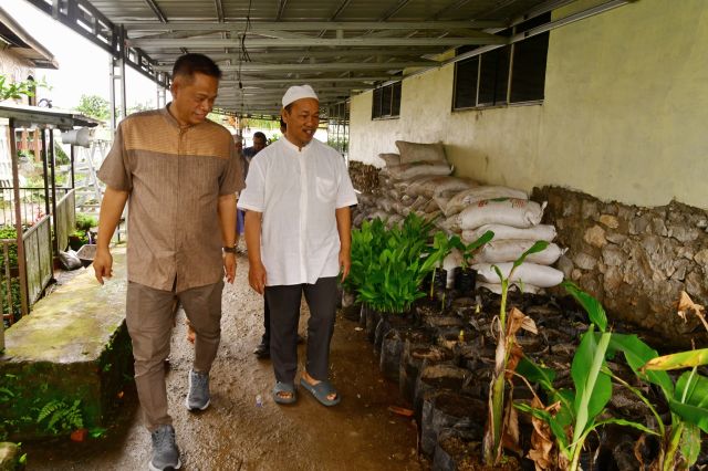 Kunjungi Pesantren Alam Indonesia di Barru, Prof Fadjry Djufry Siap Bantu Bibit Ternak Varietas Unggul