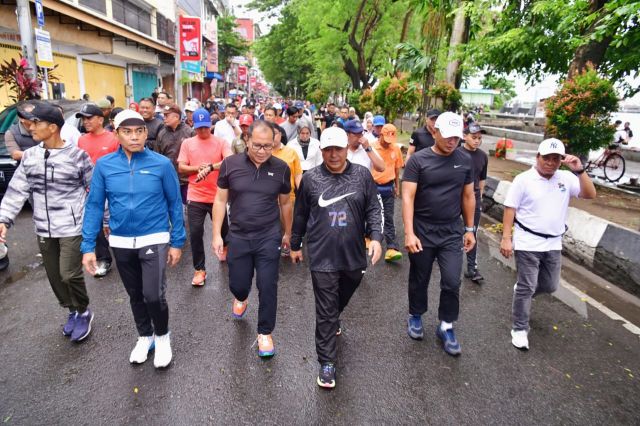 Cooling Down Jelang Pemilu 2024, Pj Gubernur Sulsel Inisiasi Jalan Sehat dan Bakti Sosial di Pantai Losari