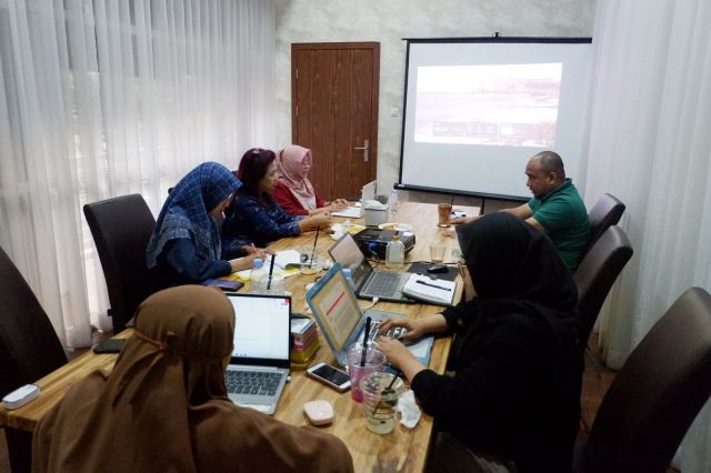 Erlan Triska, S.IP, M.Adm.KP Menghadiri Rapat Review Draft Strada PPA Bersama YASMIB Sulawesi