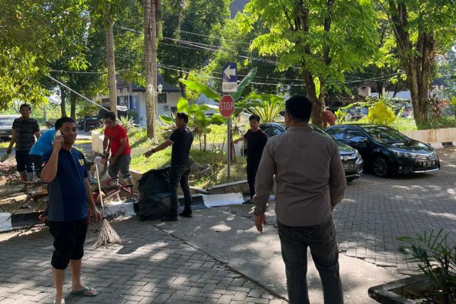 Kepala Sub Bagian Umum Pimpin Giat Bersih Kantor Bappelitbangda Prov. Sulsel