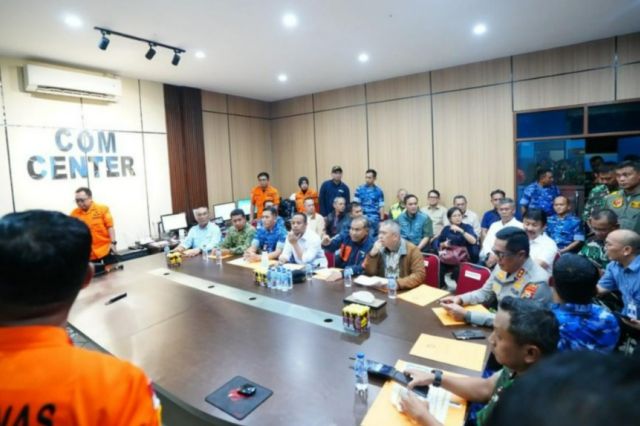 Gubernur Sulsel Bersama Menhub dan Basarnas Evaluasi Pencarian Korban ATR 42-500