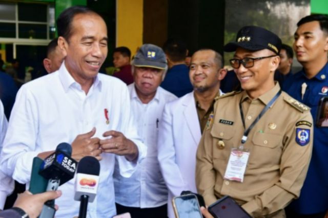 Didampingi Penjabat Gubernur Prof Zudan Arif Fakrulloh Kunjungi RSUD Sinjai, Presiden Jokowi: Bersih, Penataan Baik, Dokter Cukup