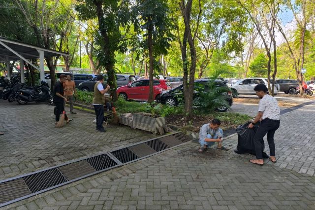 Kepala Sub Bagian Umum, Wirya Mandala Bakti, S.STP, M.M Pimpin Giat Bersih Kantor Bappelitbangda Prov. Sulsel