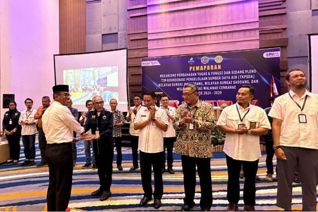 Kepala Bappelitbangda Prov. Sulsel Berikan Pembekalan dan Kukuhkan Anggota TKPSDA Tahun 2024-2029