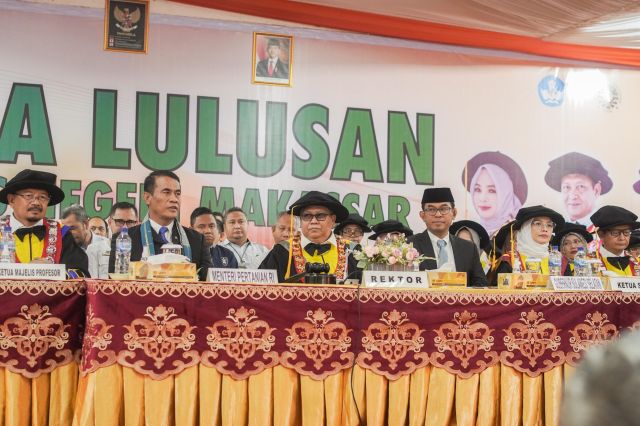 Kepala Bappelitbangda Prov. Sulsel Mewakili Pj. Gubernur Sulsel Dalam Pelaksanaan Upacara Wisuda Lulusan Universitas Negeri Makassar Periode Januari 2025 Akademik 2024/2025