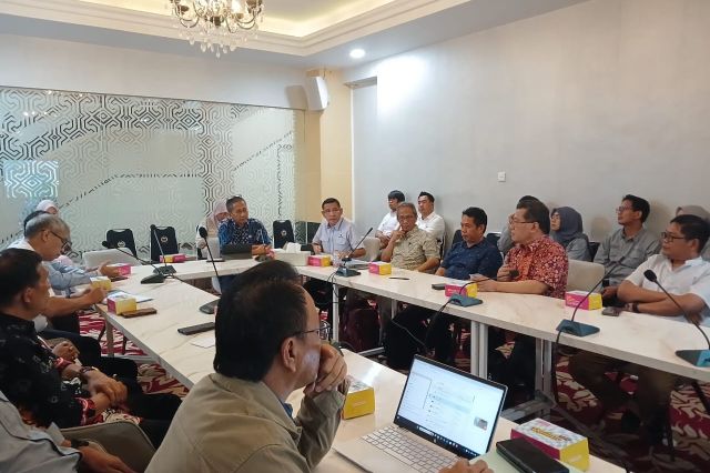 Pembukaan Paparan Hasil Kajian LPPM Universitas Hasanuddin oleh Kepala Bidang Infrastruktur dan Kewilayahan Bappelitbangda Prov. Sulsel