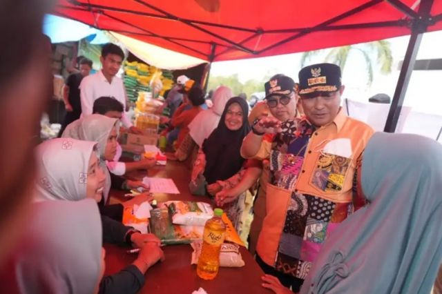 Pj Gubernur Sulsel Tinjau Pelaksanaan Pasar Murah di Malili, Ada Produk UMKM dan Pemeriksaan Kesehatan Gratis