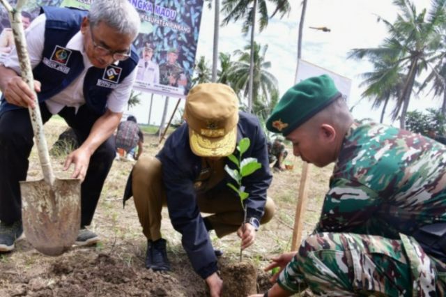 Di Pinrang, Penjabat Gubernur Sulawesi Selatan Prof Zudan dan Pangdam XIV Hasanuddin Panen Raya Padi dan Tanam Nangka Madu