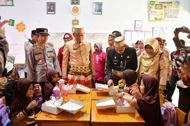 Pj Gubernur Prof Fadjry Djufry Uji Coba Program PKG dan MBG Presiden Prabowo di Palopo