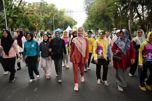 Pj Ketua TP PKK Sulsel Senam Bareng Warga di CFD Sudirman