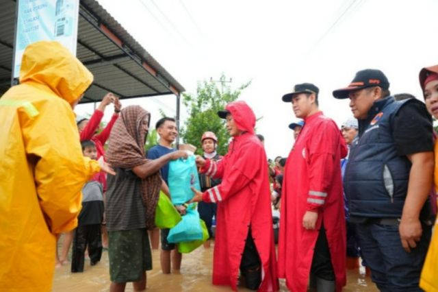 Kunjungi Lokasi Banjir di Pangkep, Pj Gubernur Sulsel Prof Zudan Pastikan Warga Terdampak Tertangani dengan Baik