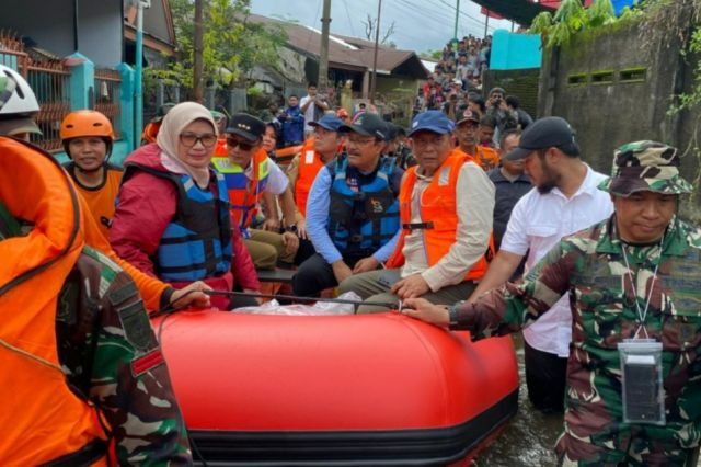 Pj Gubernur Prof Zudan Dampingi Mensos RI Pantau Banjir di Makassar