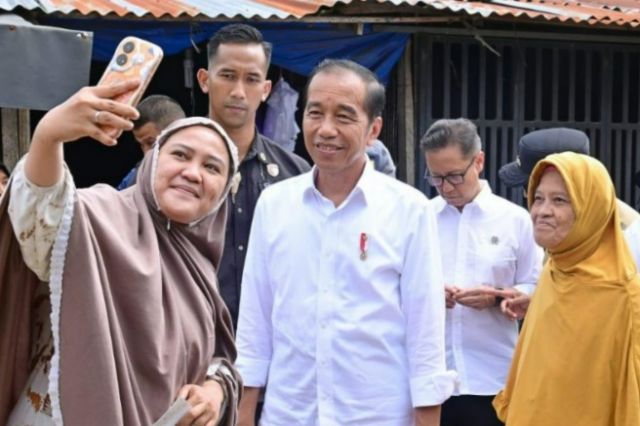 Presiden dan Ibu Iriana Cek Harga Bahan Pokok di Pasar Sentral Palakka