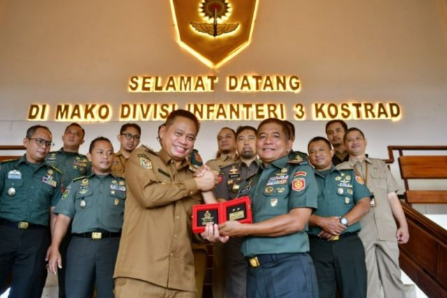 Perkuat Kolaborasi di Jajaran Forkopimda, Prof Fadjry Djufry Kunjungan Silaturahmi ke Mako Pangdivif 3 Kostrad di Gowa