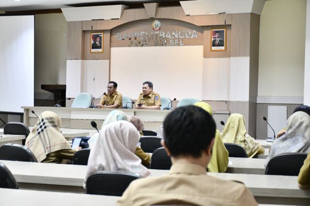 Dr. Setiawan Aswad, M.Dev.Plg Memimpin Pertemuan Bersama ASN dan Non ASN Lingkup Bappelitbangda Prov. Sulsel