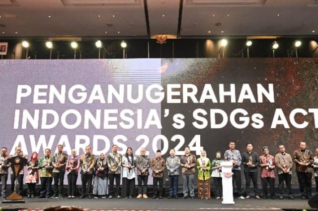 Plh Bappelitbangda Prov. Sulsel Mendampingi Penjabat Gubernur Sulsel Menerima Penghargaan SDG’s Action Award 2024