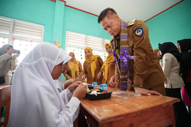 Sukseskan Program Prioritas Presiden Prabowo, Prof Fadjry Djufry Pastikan Program Makan Bergizi Gratis di 8 Kabupaten Berjalan Lancar