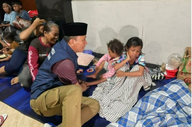 Untuk Memastikan Keselamatan Warganya, Pj Gubernur Sulsel Prof Zudan Kunjungi RSI Faisal dan Pengungsi di Tengah Malam