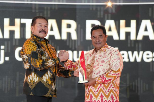 Pj Gubernur Bahtiar Baharuddin Raih CNN Indonesia Awards Kategori Excellence Governance Leadership