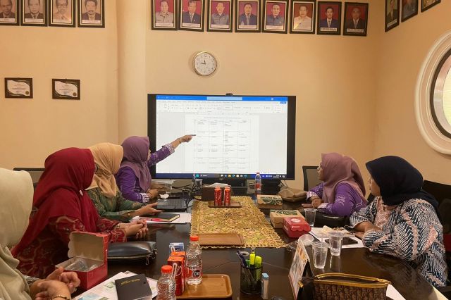 Fungsional Analis Kebijakan Ahli Madya bersama Penelaah Teknis Kebijakan pada Bidang Perekonomian dan SDA Mengikuti Rapat Persiapan Penilaian Desa Ketahanan Pangan