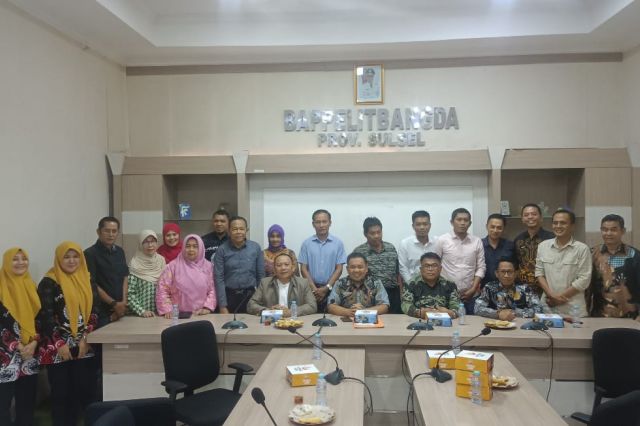 Sekretaris Bappelitbangda Prov. Sulsel didampingi Fungsional dan Staf Bidang Perekonomian dan SDA menerima Kunjungan Kerja Panitia Khusus (PANSUS) DPRD Kabupaten Luwu Utara