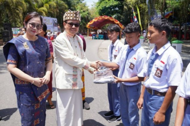 Sekda Sulsel Jufri Rahman Serahkan Bantuan Paket Olahan Makanan Ikan kepada Warga Tana Toraja