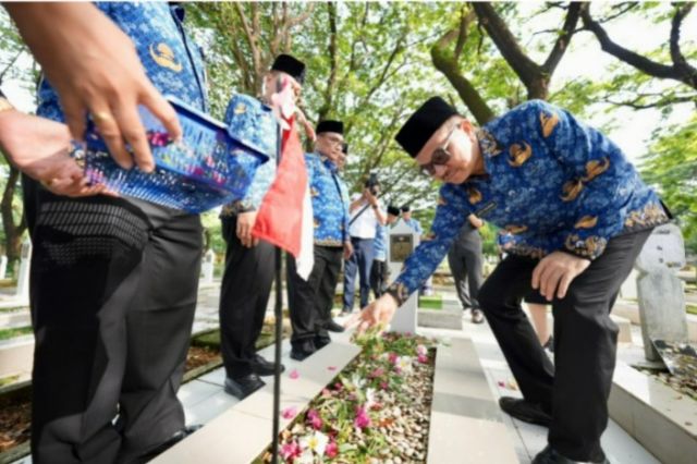 Sambut HUT KORPRI ke-53, Jufri Rahman Ziarah ke Taman Makam Pahlawan Panaikang