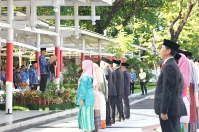 Pimpin Upacara HUT Korpri, Prof Zudan Serahkan Satyalancana Karya Satya kepada Ratusan ASN Pemprov Sulsel