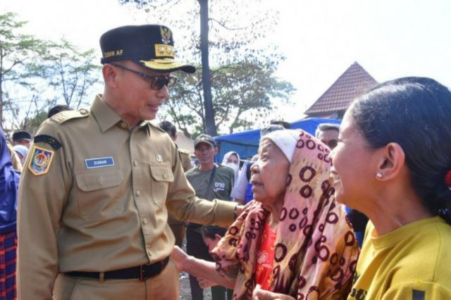 Prihatin dan Berduka atas Musibah Kebakaran di TPA Antang, Pj Gubernur Prof Zudan Salurkan Bantuan kepada Korban