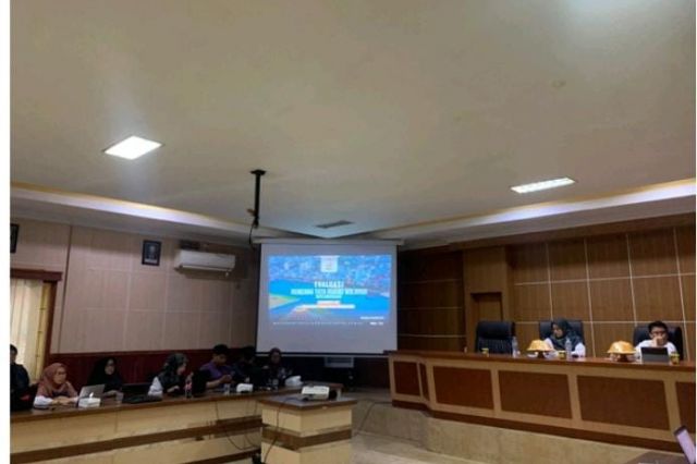 Perencana Ahli Madya Bidang Infrastruktur dan Kewilayahan Memberi Tanggapan Dalam Rapat Forum Penataan Ruang Provinsi Sulawesi Selatan