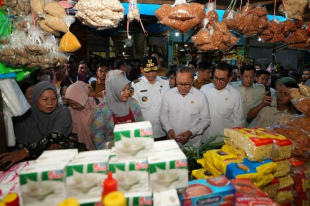 Dua Menteri Tinjau Harga Kebutuhan Pokok di Makassar Bersama Pj Gubernur Prof Fadjry Djufry, Temukan Harga Lebih Murah dari Provinsi Lain