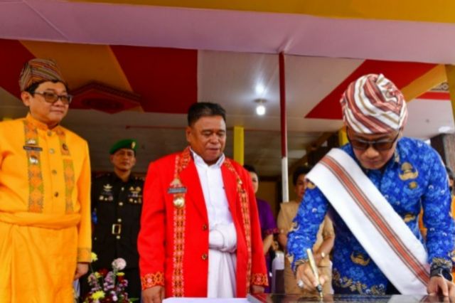 Hari Jadi Ke-16 Toraja Utara, Penjabat Gubernur Prof Zudan Tandatangani Prasasti Pembangunan dan Serahkan Berbagai Bantuan