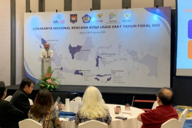 Kepala Bidang Pemerintahan dan Pembangunan Manusia Bappelitbangda Prov. Sulsel Memaparkan Rencana Kerja USAID ERAT Tahun Fiskal 2024-2025 di Sulawesi Selatan