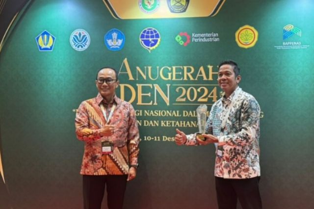 Pj Gubernur Prof Zudan Terima Penghargaan DEN 2024, Sulsel Terbaik dalam Mendorong Transisi Energi dan Optimalkan EBT