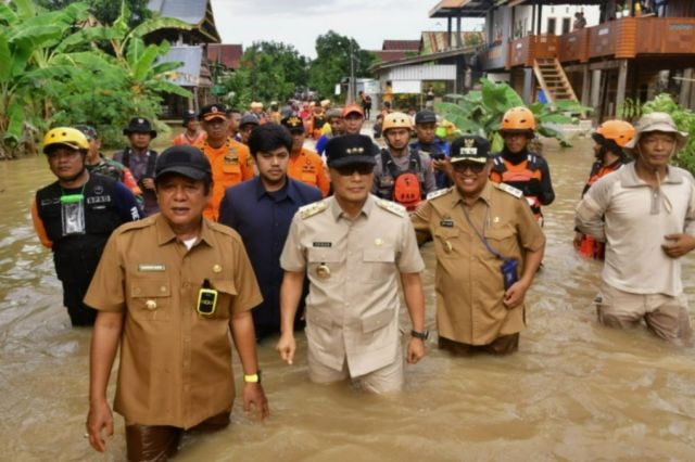 Pj Gubernur Prof Zudan Tinjau Lokasi Banjir di Soppeng, Serahkan Bantuan untuk Warga Terdampak