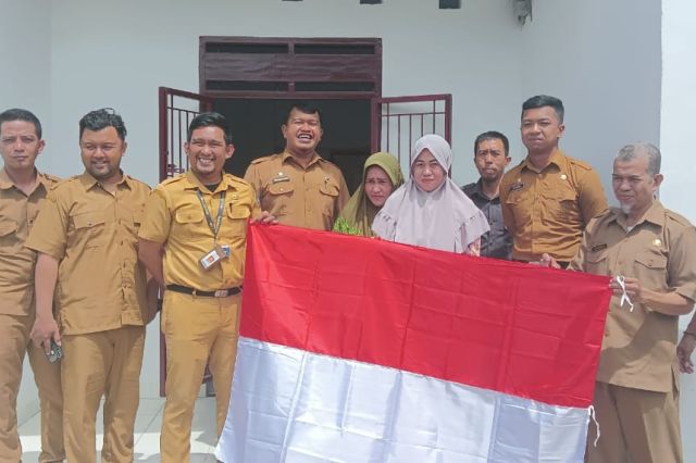 Bappelitbangda Provinsi Sulawesi Selatan Membagikan 350 Bendera Merah Putih ke Beberapa Titik